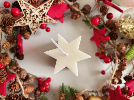 Handgefertigte Liekki-Kerzen aus Sojawachs in festlicher Adventsdekoration